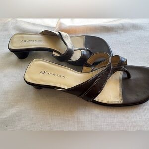 🚫SOLD🚫 AK Anne Klein Brown Leather Square Toe Thong Block Heel Sandals Size 8.5